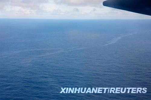 這張巴西空軍6月2日在大西洋海域拍攝的照片顯示的是據(jù)信為法航失蹤客機(jī)航空燃油的漂浮帶。法國(guó)軍方發(fā)言人普拉聚克3日在巴黎接受媒體采訪時(shí)表示，經(jīng)過(guò)法方勘測(cè)，巴西空軍2日在大西洋海域發(fā)現(xiàn)的飛機(jī)殘骸已被確認(rèn)為法航失蹤客機(jī)殘骸。新華社/路透