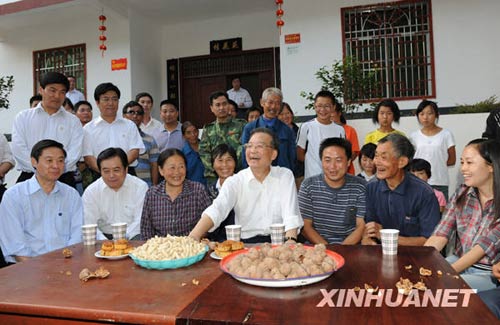 9月24日至26日，中共中央政治局常委、國務(wù)院總理溫家寶來到四川地震災區(qū)考察指導災后恢復重建工作，看望慰問廣大干部群眾。這是9月24日，溫家寶在青川縣涼水鎮(zhèn)涼華村災后村民新居院內(nèi)向村民了解安居房建設(shè)情況。新華社記者黃敬文攝