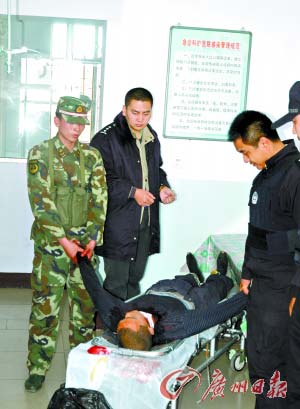 董佳繼被抓時自殺未遂，被抓后頭纏毛巾，送往醫(yī)院治療。 