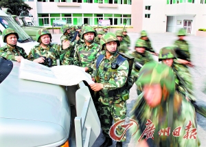 汕頭武警支隊(duì)在演練，反應(yīng)快速。