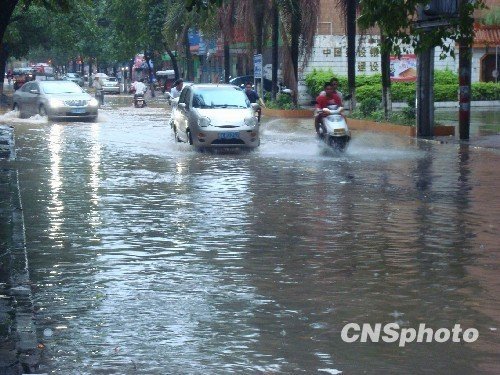 5月14日，暴雨后的廣西北流市新松路發(fā)生內(nèi)澇。受冷暖空氣共同影響，5月13日——5月14日廣西北部地區(qū)出現(xiàn)強(qiáng)降雨天氣，部分地區(qū)出現(xiàn)200毫米以上特大暴雨，廣西局部地區(qū)出現(xiàn)洪澇等次生災(zāi)害。 中新社發(fā) 張希友 攝