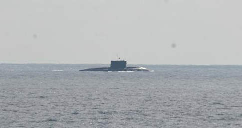 日本軍方公開的4月10日出現(xiàn)在沖繩本島與宮古島之間的公海上水面狀態(tài)行駛的中國(guó)海軍基洛級(jí)潛艇照片。