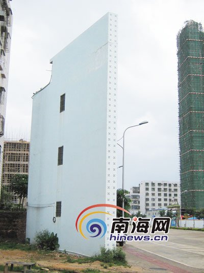 ?？诔霈F(xiàn)一棟“樓薄薄” 最厚處也才3米多