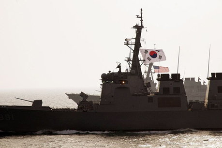 資料圖：韓國(guó)海軍宙斯盾艦與美國(guó)軍艦舉行聯(lián)合軍演。