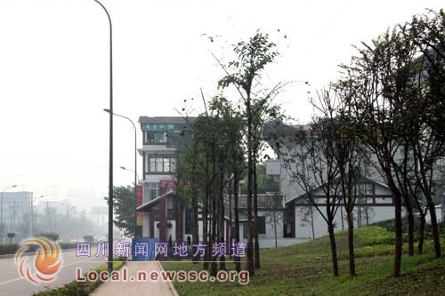 最牛違法建筑，將國企大門堵死。