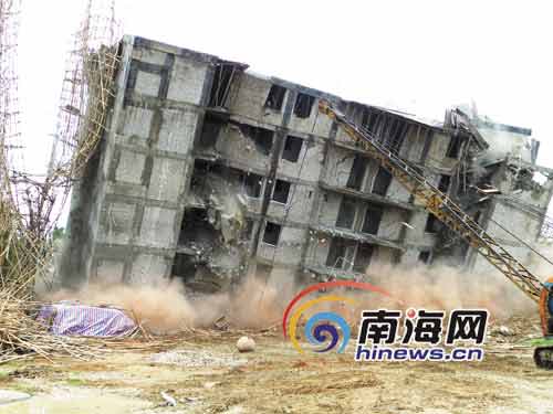 強(qiáng)拆現(xiàn)場(chǎng)，8層違建倒塌瞬間