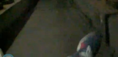 男子躺在在軌道中拍到自己的腳。