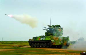 8月6日，濟(jì)南軍區(qū)防空部隊(duì)某型自行高炮攜帶導(dǎo)彈進(jìn)行射擊，首發(fā)擊毀目標(biāo)。新華社發(fā)