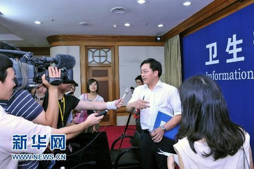 8月10日，衛(wèi)生部新聞發(fā)言人鄧海華（右二）在回答記者的提問。新華社記者 何俊昌 攝