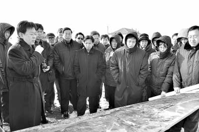 2010年1月，渤海海峽跨海通道課題組成員和國(guó)家發(fā)改委、交通運(yùn)輸部、鐵道部等國(guó)家部委研究人員共同到蓬萊考察、調(diào)研工程線(xiàn)路、登陸地點(diǎn)。左二為蓬萊市市長(zhǎng)張代令，左七為渤海海峽跨海通道課題組副組長(zhǎng)、魯東大學(xué)副校長(zhǎng)、環(huán)渤海發(fā)展研究中心主任柳新華教授。資料照片