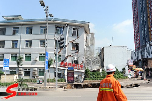圖為感染疾病門(mén)診樓發(fā)生坍塌 程剛/攝
