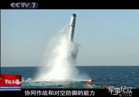 巨浪-2遠程彈道導彈出水試驗。對比圖中舢板的大小可推斷彈體大概的尺寸。實驗彈彈頭可能加裝了保護罩或一些實驗必須的設備，或者實彈加裝了伸縮型的減阻桿。