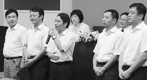 8月13日，北京市委組織部召開北京市2010年公開選拔領(lǐng)導(dǎo)干部工作新聞發(fā)布會，5名局級新任職人員亮相。　王鈺誼攝 