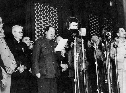 1949年10月1日下午2點(diǎn)55分，中華人民共和國中央人民政府成立，在首都北京舉行典禮。