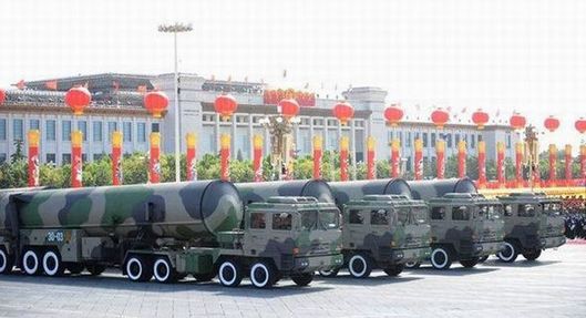 東31甲核導(dǎo)彈方隊(duì)通過天安門廣場(chǎng)，