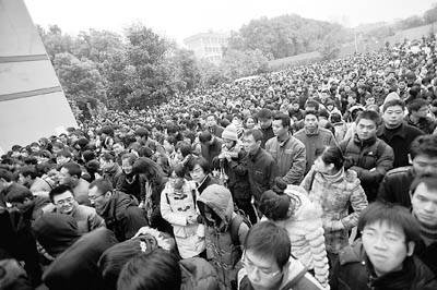 2009 年11月29日，在湖北武漢華中科技大學(xué)考點(diǎn)，考生們走進(jìn)考場(chǎng)。當(dāng)天，2010年度中央機(jī)關(guān)及其直屬機(jī)構(gòu)公務(wù)員錄用考試公共科目筆試在全國(guó)31個(gè)考區(qū)的44個(gè)城市的800多個(gè)考點(diǎn)同步開考，有近百萬人參加考試。 王瀟瀟/CFP 
