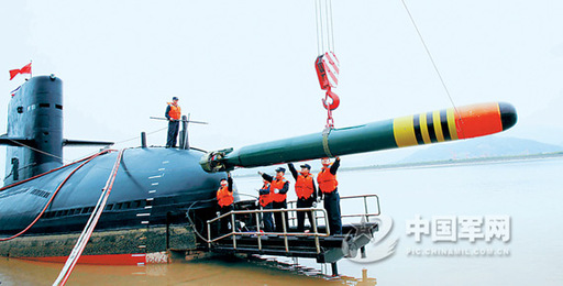 東海艦隊(duì)某潛艇支隊(duì)進(jìn)行碼頭應(yīng)急吊裝魚雷演練。圖中潛艇為宋級(jí)常規(guī)動(dòng)力潛艇。