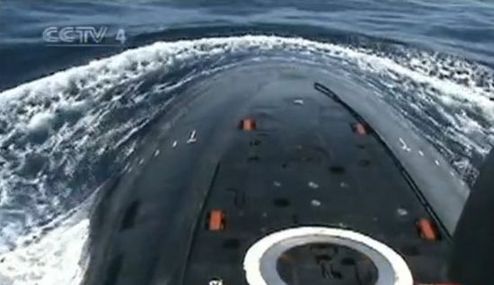 東海艦隊(duì)某潛艇支隊(duì)兩名年輕的艇長(zhǎng)分別駕馭著新型潛艇，快速突破反潛防線，抵達(dá)預(yù)定突擊點(diǎn)，導(dǎo)彈發(fā)射全部準(zhǔn)確命中目標(biāo)。圖片來源：CCTV視頻截圖