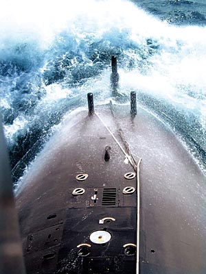 東海艦隊(duì)某潛艇支隊(duì)進(jìn)行潛艦攻防對(duì)抗訓(xùn)練，破浪前行。