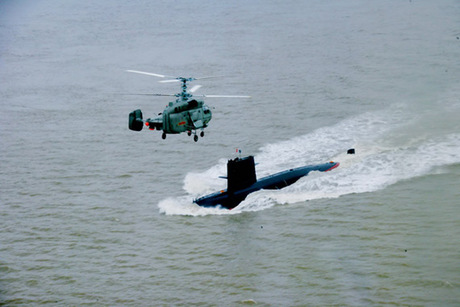 資料圖：東海艦隊(duì)卡-28艦載直升機(jī)與宋級(jí)潛艇協(xié)同演練。