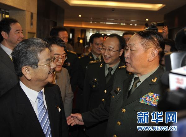 10月11日上午，在越南河內(nèi)，中國(guó)國(guó)務(wù)委員兼國(guó)防部長(zhǎng)梁光烈上將（前右）和日本防衛(wèi)大臣北澤俊美在首屆東盟防長(zhǎng)擴(kuò)大會(huì)期間進(jìn)行了交談