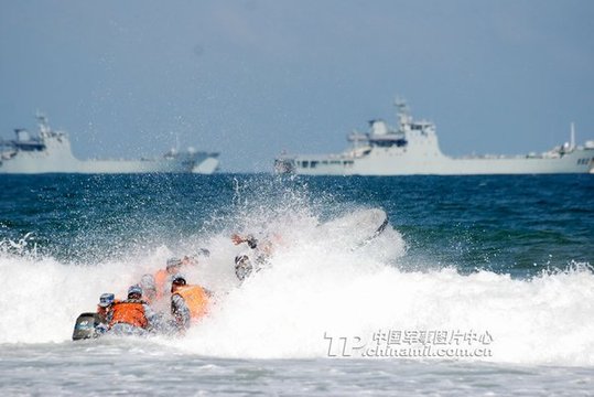 海軍陸戰(zhàn)隊某旅在惡劣海況下與登陸艦配合進行裝卸載訓練。宋春偉 攝影報道