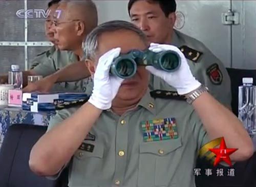 央視新聞視頻截圖：7月26日，中央軍委委員、總參謀長陳炳德在南海觀摩海軍多兵種合同實兵實彈演練。