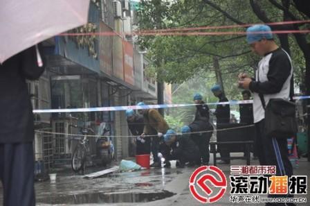 刑警正在現(xiàn)場(chǎng)勘驗(yàn)。  實(shí)習(xí)記者 傅聰 攝