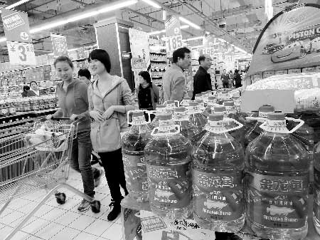 上周統(tǒng)計(jì)數(shù)據(jù)顯示，食用油價(jià)格較前一周有所上漲商報(bào)記者 王棣/攝 