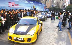 昨日，香港保時(shí)捷車隊(duì)在解放碑吸引市民圍觀。本報(bào)記者 楊新宇 攝