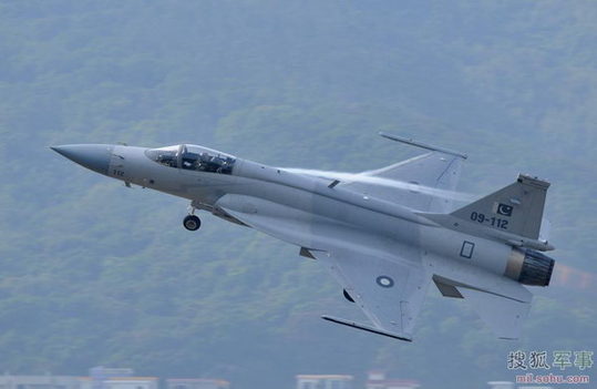 巴基斯坦梟龍戰(zhàn)機(jī)進(jìn)行單機(jī)飛行訓(xùn)練。