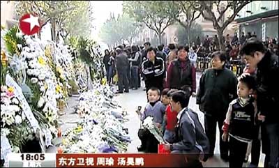 昨日，上海市群眾自發(fā)前往火災(zāi)現(xiàn)場悼念遇難者。東方衛(wèi)視截圖