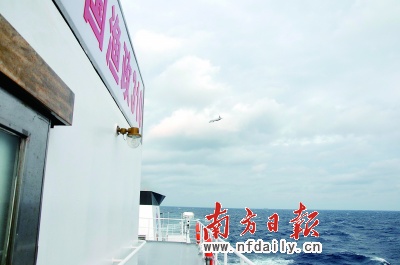 日本偵察機(jī)(紅圈所示)圍繞著我漁政310船上空盤(pán)旋。黃應(yīng)來(lái)盧松江攝