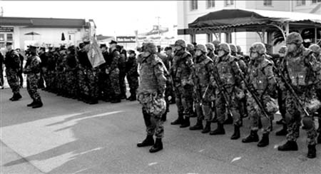 3日，日本和美國(guó)在駐日美國(guó)海軍佐世?；嘏e行基地警備訓(xùn)練開(kāi)幕式。新華社發(fā) 