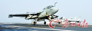 美國(guó)海軍EA-6B“徘徊者”電子攻擊機(jī)降落在“華盛頓”號(hào)航母甲板上。