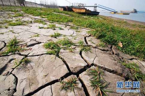這是12月10日在江西省九江市拍攝的出現(xiàn)干裂的長(zhǎng)江江灘。新華社發(fā)（胡國(guó)林 攝）