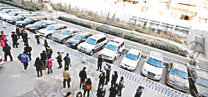 關(guān)建軍犯罪組織的停車場(chǎng)停放了30余輛汽車，路虎、奧迪Q7、寶馬X6只算是其中普通的，關(guān)建軍的座駕是勞斯萊斯幻影，價(jià)值840萬(wàn)。