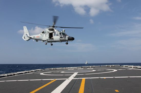 中國海軍第八批護(hù)航編隊艦載直升機升空偵查。
