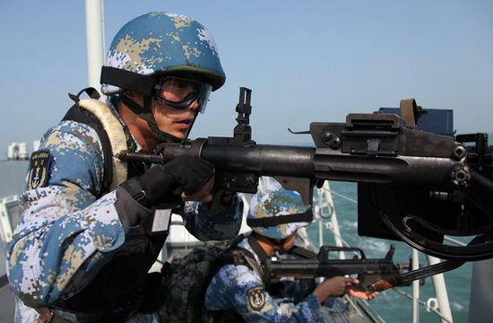 2月24日，中國海軍第八批護(hù)航編隊在南沙海域進(jìn)行首次反海盜綜合演練。演練實施了輕武器射擊，直升機偵查取證、警示驅(qū)離，反海盜武力營救等多個課目。新華社記者邱俊松攝