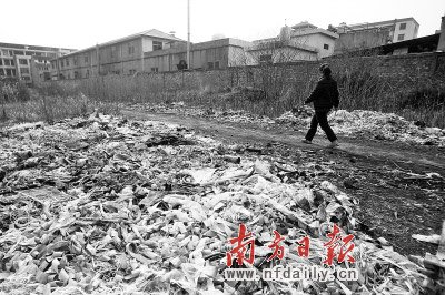 3月24日，浙江臺州市速起蓄電池有限公司廠房外邊堆滿了廢舊垃圾。近日，臺州路橋區(qū)峰江街道上陶村139名村民出現(xiàn)由蓄電池污染引起的血鉛含量超標