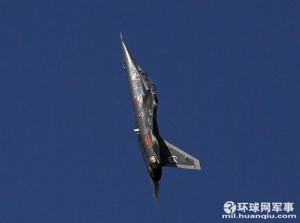 中航工業(yè)L-15“獵鷹”06號機飛上珠海藍(lán)天