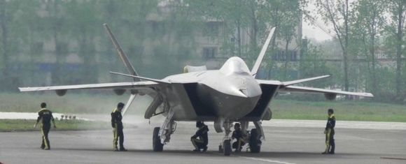 J-20戰(zhàn)機準(zhǔn)備試飛