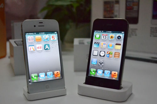 iphone4s開售，青島iphone4s真機實拍，銷售員介紹iphone4s套餐及辦理方法