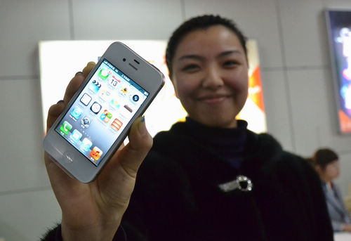 iphone4s開售，青島iphone4s真機實拍，銷售員介紹iphone4s套餐及辦理方法