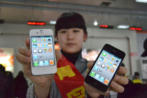 iphone4s黑白版同時開售，青島iphone4s真機(jī)實拍，銷售員介紹iphone4s套餐及辦理方法