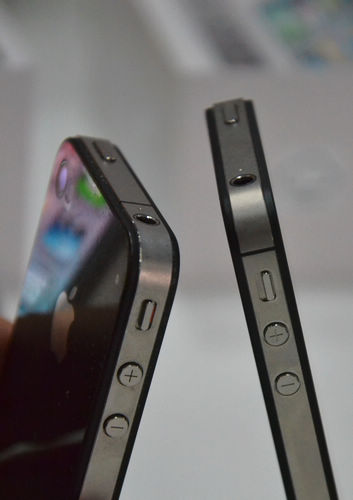 iphone4s開售，青島iphone4s真機(jī)實拍，銷售員介紹iphone4s套餐及辦理方法