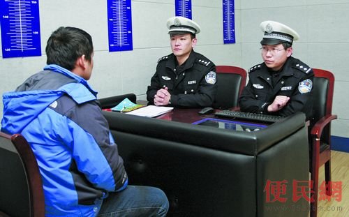 鄭某正在青島膠南接受警方審查。