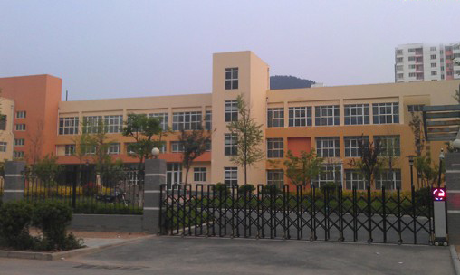 省實驗幼兒園新園區(qū)還沒掛牌就遭遇捐贈費事件，業(yè)主們擔心幼兒園會因此事撤出小區(qū)