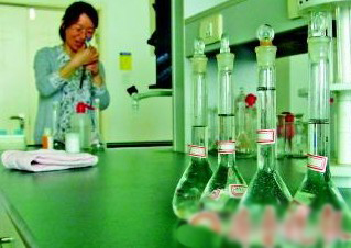四瓶“珍珠”溶液樣本正在進(jìn)行鉻含量檢測。