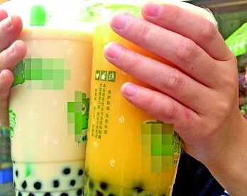 在某商店購買的兩份珍珠奶茶。